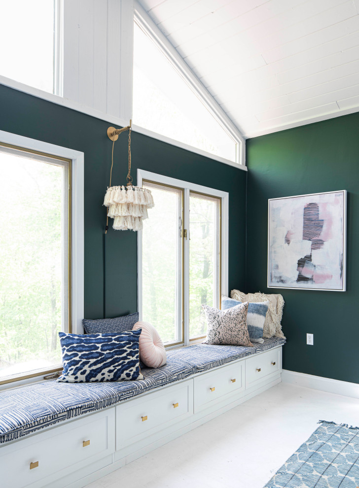 Идея дизайна: большая хозяйская спальня в стиле кантри с зелеными стенами, светлым паркетным полом и белым полом без камина