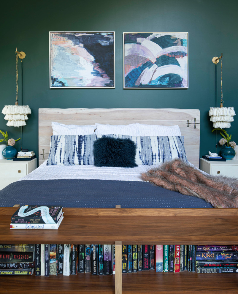 На фото: большая хозяйская спальня в стиле кантри с зелеными стенами, светлым паркетным полом и белым полом без камина с