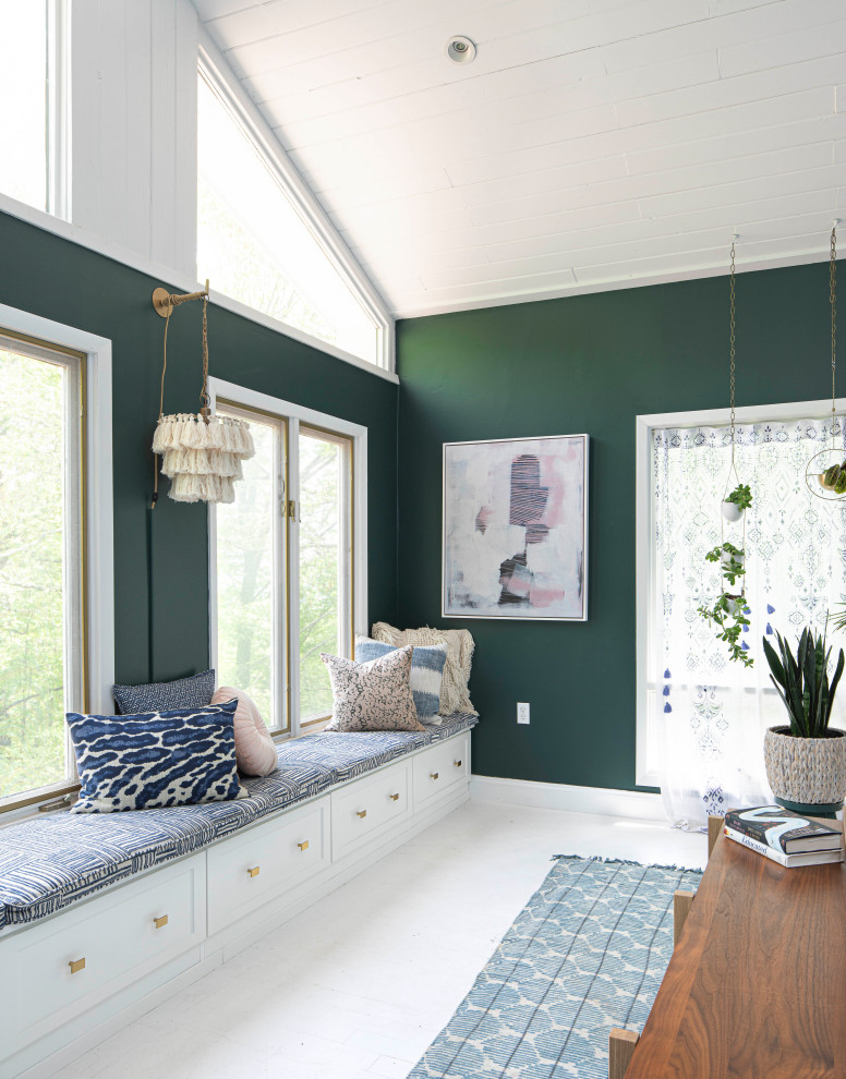 Großes Landhaus Hauptschlafzimmer ohne Kamin mit grüner Wandfarbe, hellem Holzboden und weißem Boden in Sonstige
