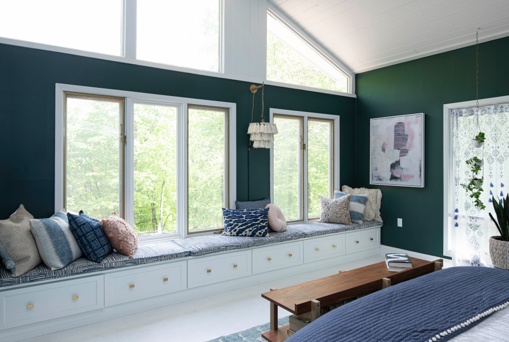 Ejemplo de dormitorio principal campestre grande sin chimenea con paredes verdes, suelo de madera clara y suelo blanco