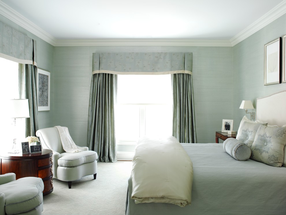 ニューヨークにある広いトラディショナルスタイルのおしゃれな主寝室 (青い壁、カーペット敷き、暖炉なし、茶色い床、グレーとブラウン) のインテリア