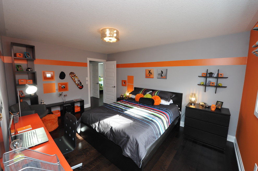Immagine di una camera da letto minimalista di medie dimensioni con pareti arancioni, parquet scuro, nessun camino e pavimento marrone