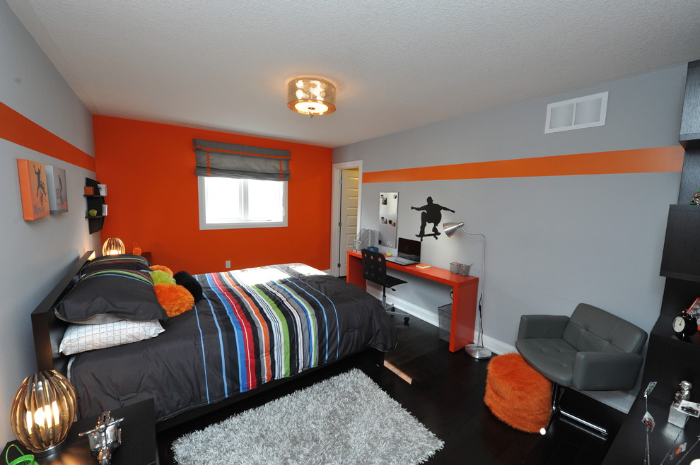 Imagen de dormitorio moderno de tamaño medio sin chimenea con parades naranjas, suelo de madera oscura y suelo marrón