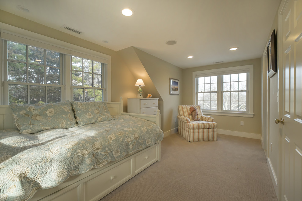 На фото: гостевая спальня среднего размера, (комната для гостей) в морском стиле с бежевыми стенами и ковровым покрытием без камина с