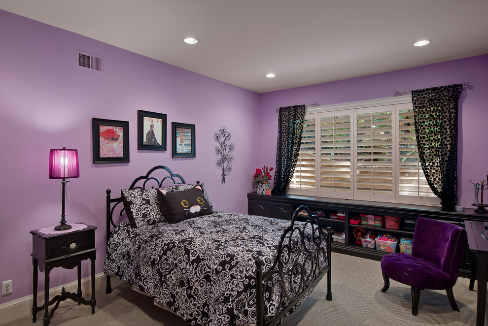 На фото: гостевая спальня среднего размера, (комната для гостей) в стиле ретро с фиолетовыми стенами и ковровым покрытием