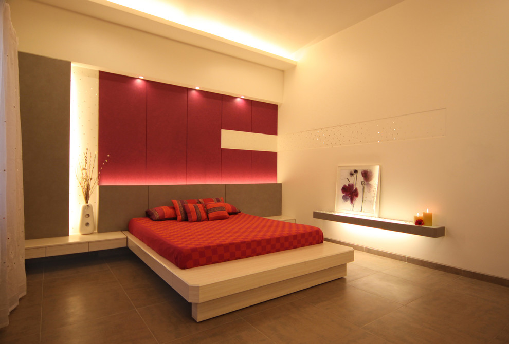 Idée de décoration pour une chambre d'amis design avec un mur blanc et un sol en carrelage de porcelaine.
