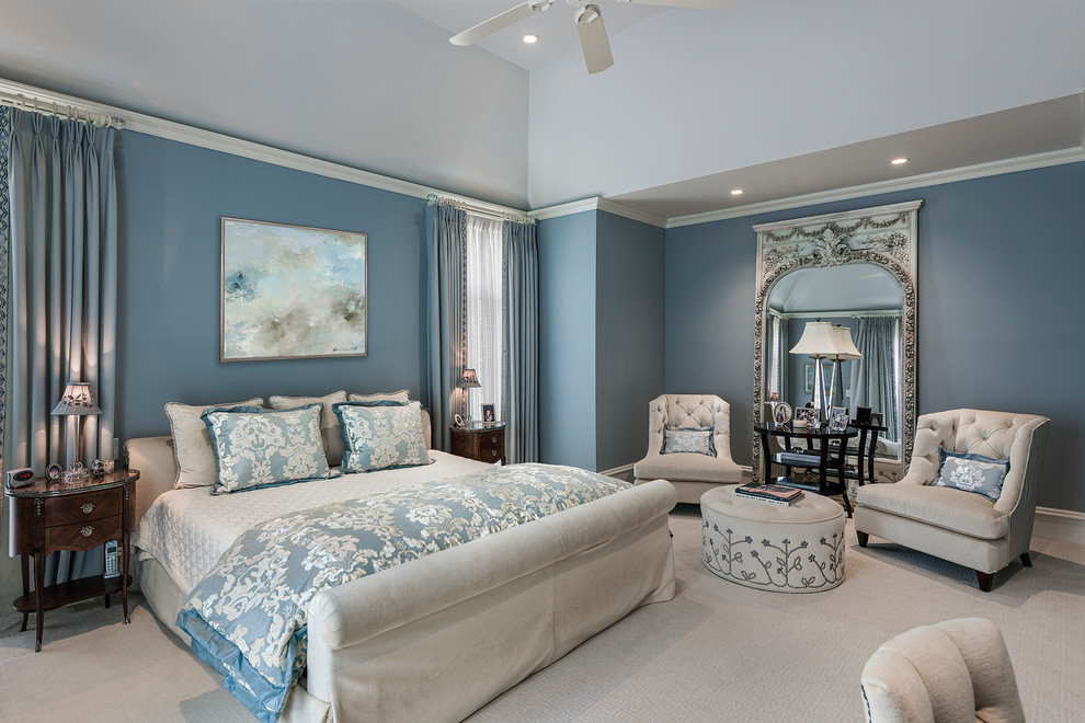 На фото: большая хозяйская спальня в классическом стиле с синими стенами, ковровым покрытием, серым полом и синими шторами с