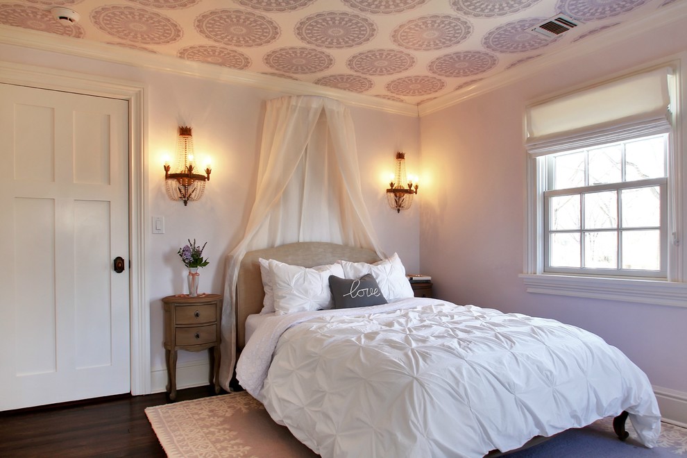 Mittelgroßes Klassisches Schlafzimmer mit lila Wandfarbe und dunklem Holzboden in New York