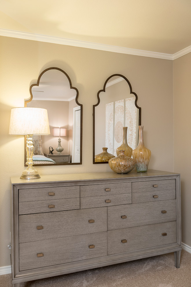 Foto de habitación de invitados clásica renovada de tamaño medio sin chimenea con paredes beige y moqueta