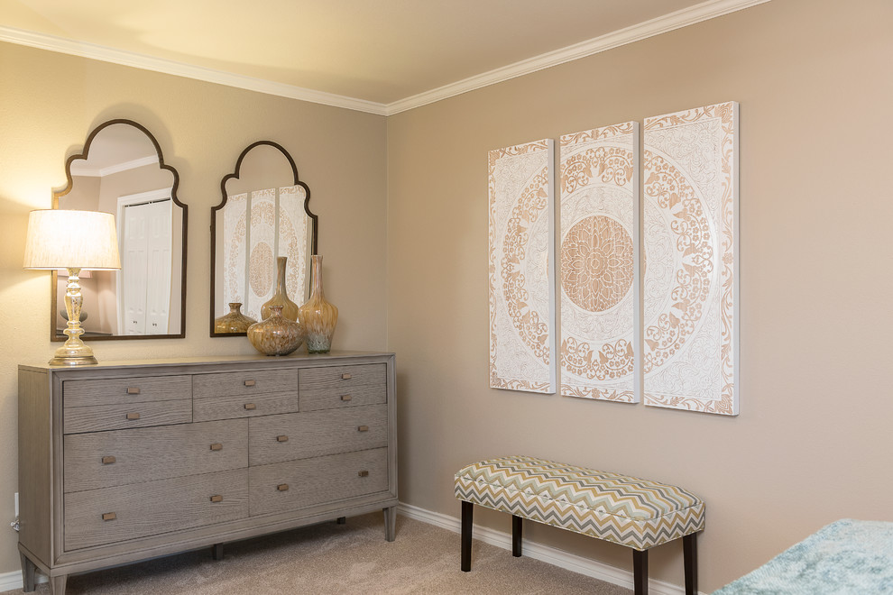 Imagen de habitación de invitados tradicional renovada de tamaño medio sin chimenea con paredes beige y moqueta