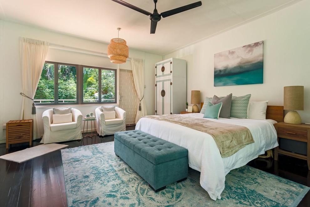 Immagine di una camera da letto stile marinaro con pareti bianche, parquet scuro e pavimento marrone