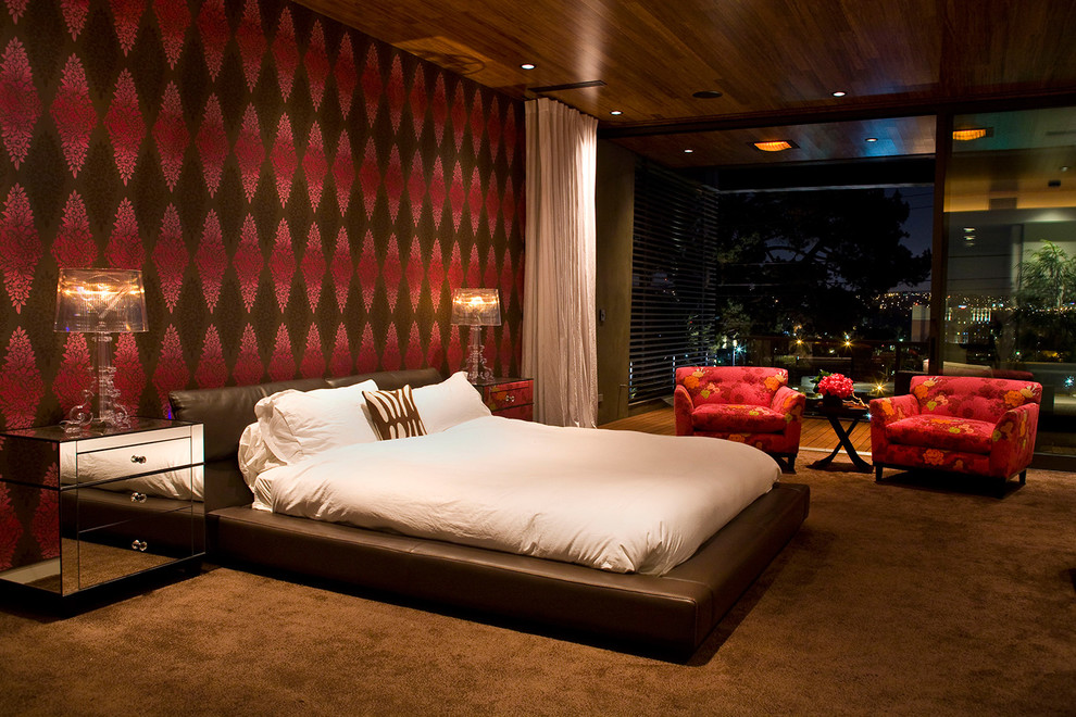 ロサンゼルスにあるコンテンポラリースタイルのおしゃれな主寝室 (マルチカラーの壁、カーペット敷き) のレイアウト