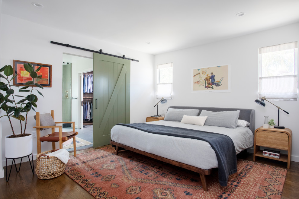 Стильный дизайн: хозяйская спальня в стиле ретро с белыми стенами, паркетным полом среднего тона и коричневым полом без камина - последний тренд