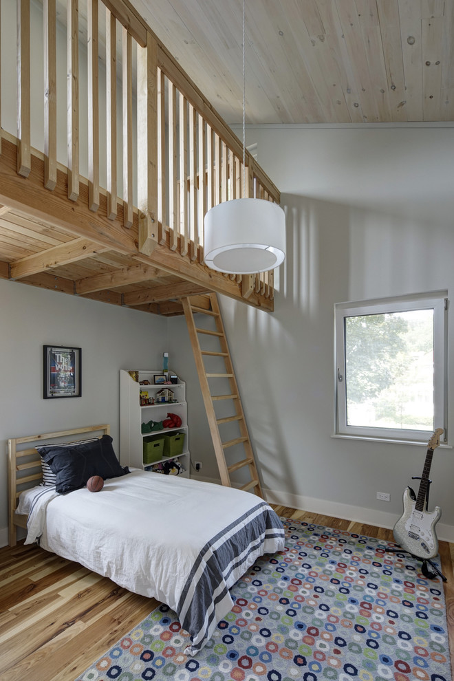 Idee per una camera da letto minimalista con pareti bianche e pavimento in legno massello medio