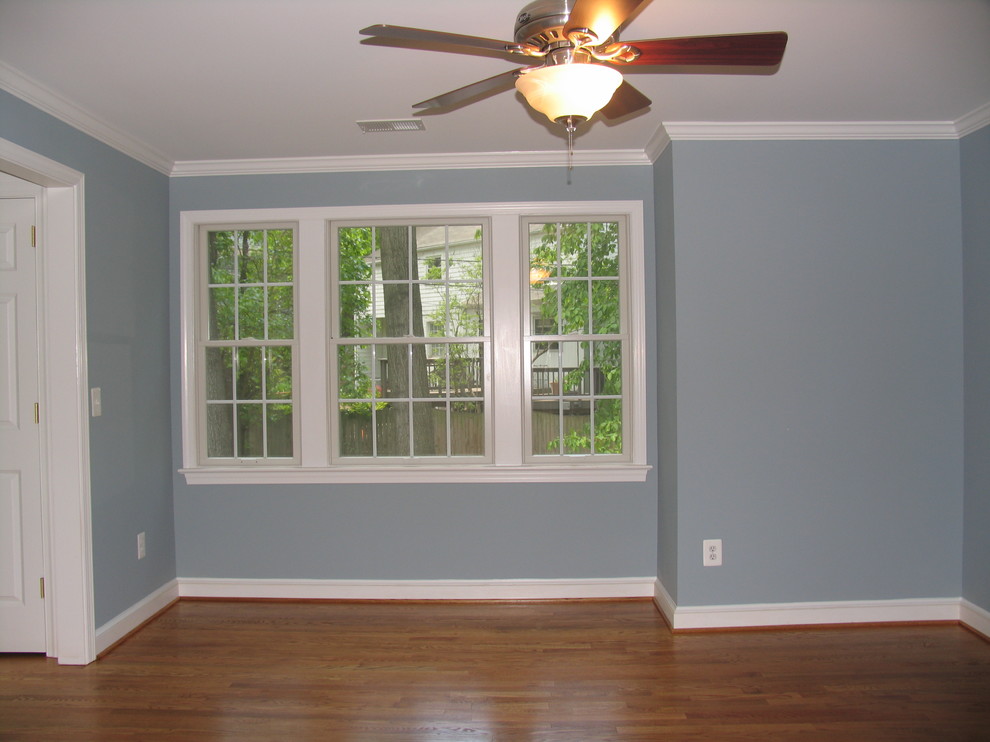 Esempio di una camera degli ospiti chic di medie dimensioni con pareti blu e parquet chiaro