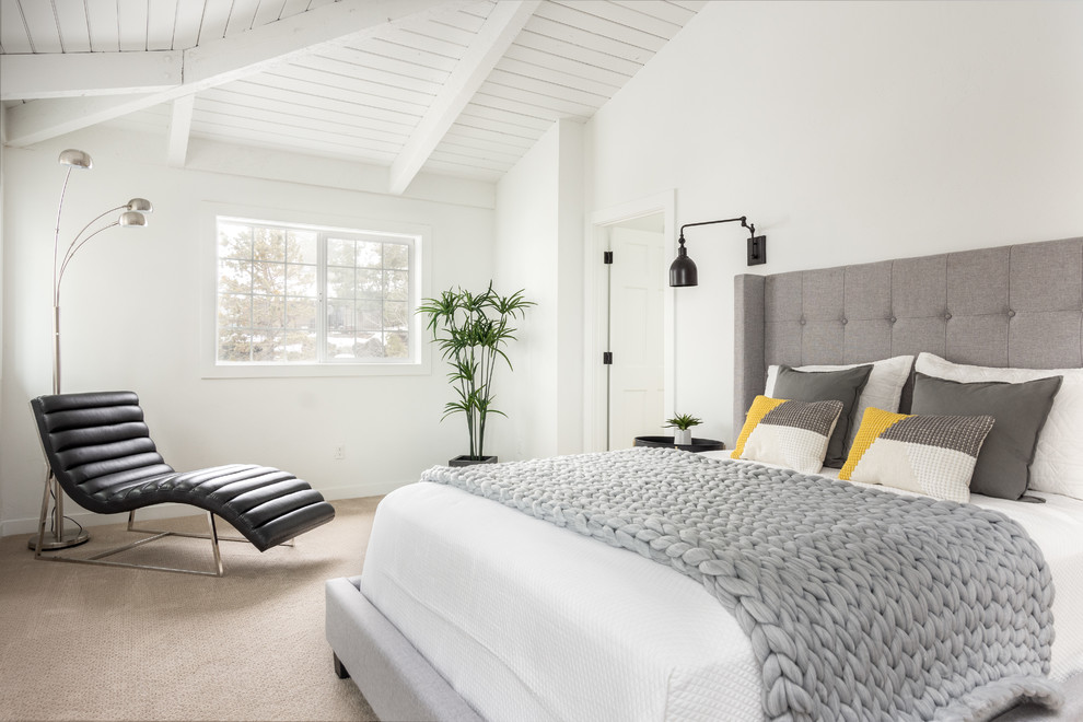 Ispirazione per una camera da letto contemporanea con pareti bianche, moquette e pavimento beige