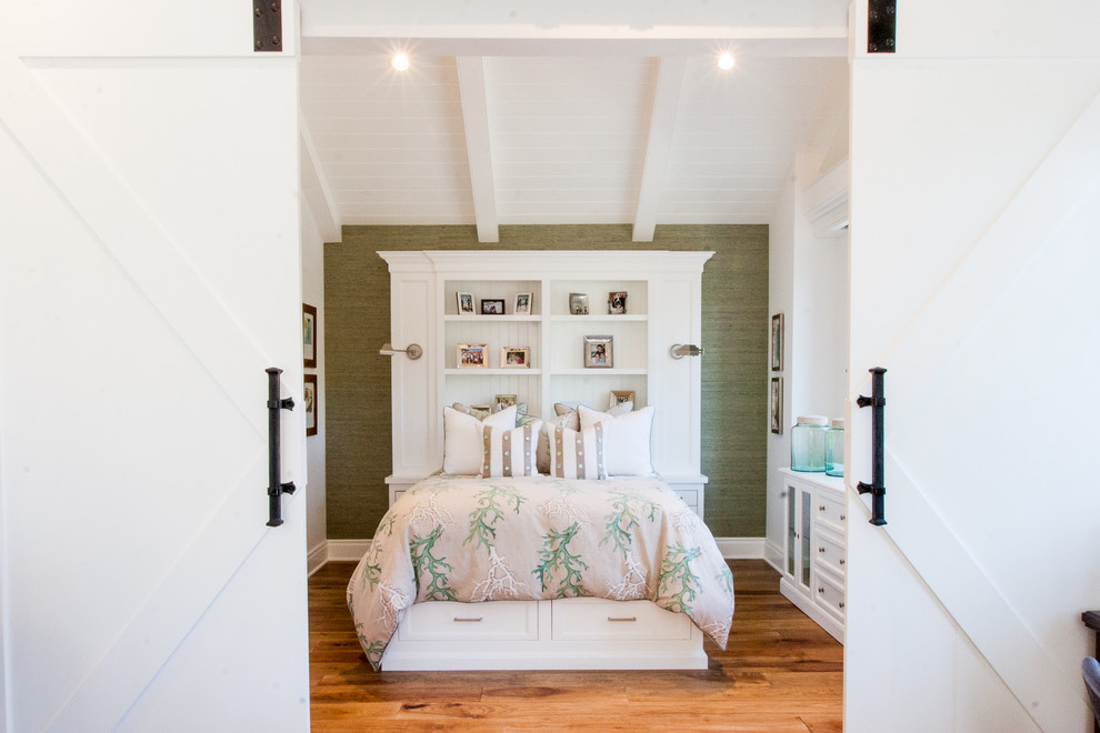 Стильный дизайн: гостевая спальня (комната для гостей) в морском стиле с зелеными стенами и паркетным полом среднего тона - последний тренд