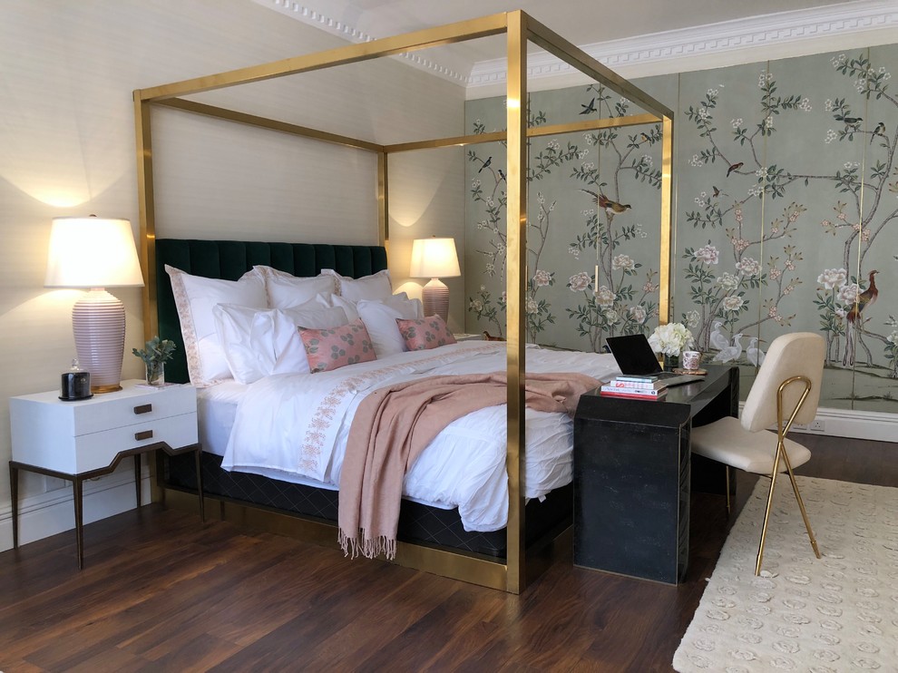 Idee per una camera da letto classica con parquet scuro e pavimento marrone