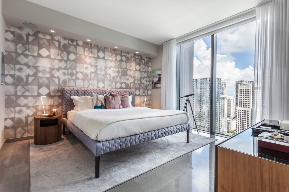 マイアミにあるコンテンポラリースタイルのおしゃれな寝室 (グレーの壁、グレーの床、アクセントウォール) のレイアウト