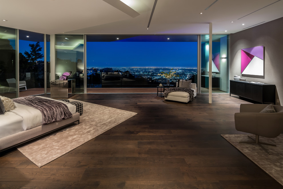 Modernes Schlafzimmer mit grauer Wandfarbe, dunklem Holzboden und braunem Boden in Los Angeles
