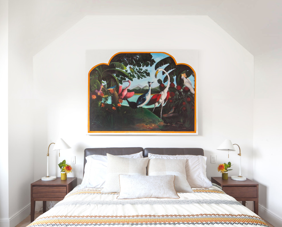 Idée de décoration pour une grande chambre parentale minimaliste avec un mur blanc, parquet clair, aucune cheminée et un sol marron.
