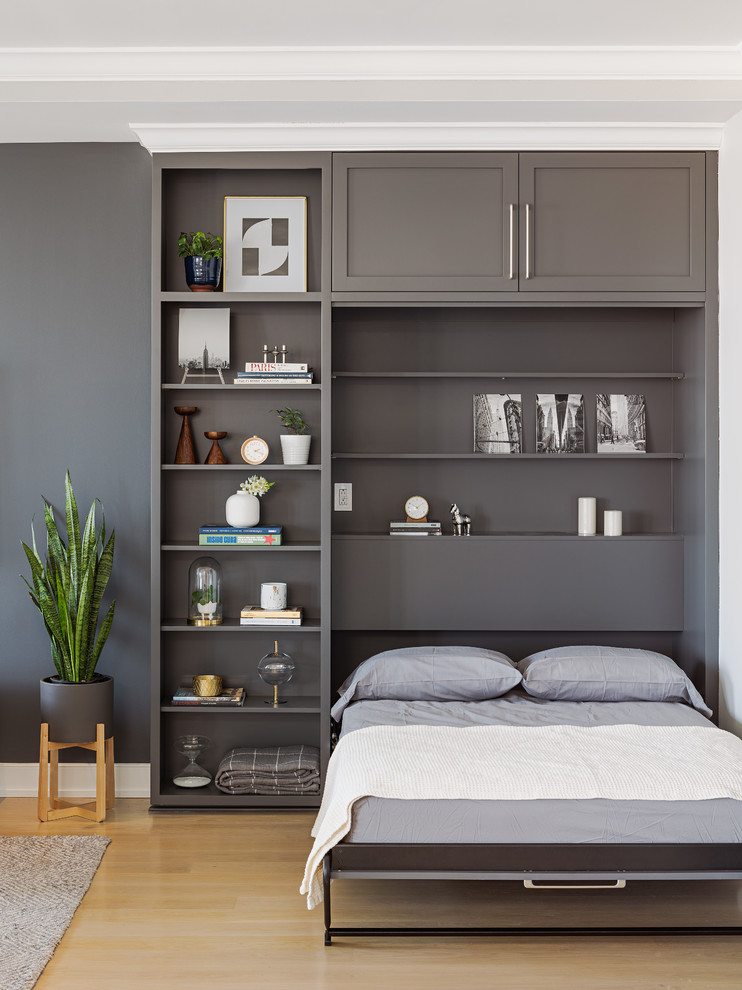 Свежая идея для дизайна: гостевая спальня (комната для гостей) в стиле неоклассика (современная классика) с серыми стенами, светлым паркетным полом и бежевым полом - отличное фото интерьера