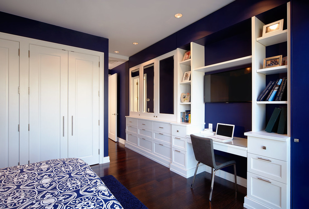 Идея дизайна: гостевая спальня среднего размера, (комната для гостей) в классическом стиле с синими стенами, темным паркетным полом и коричневым полом без камина