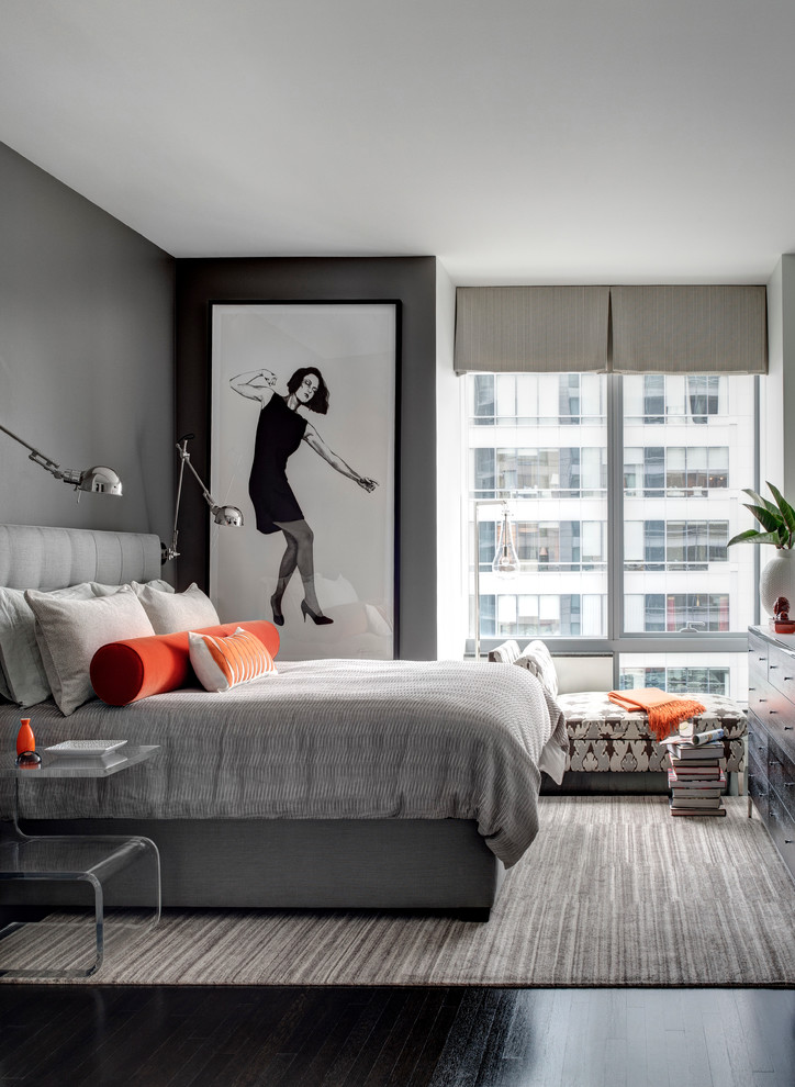 Foto de habitación de invitados minimalista con paredes grises y suelo de madera oscura
