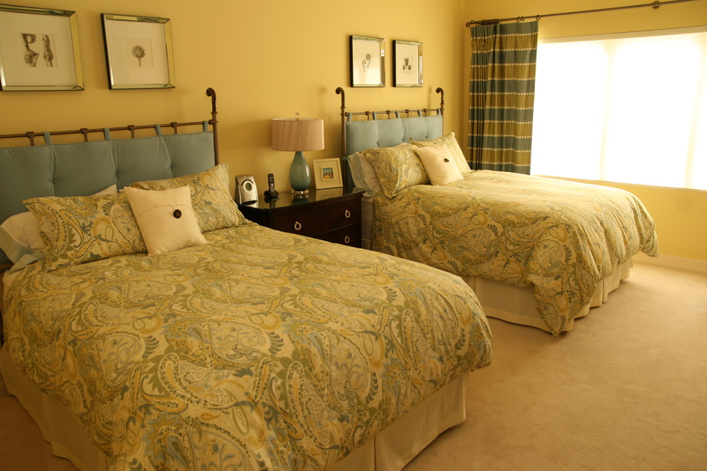 На фото: большая гостевая спальня (комната для гостей) в современном стиле с желтыми стенами и ковровым покрытием без камина