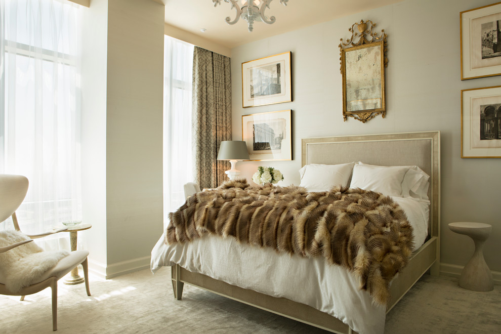 Modelo de dormitorio tradicional renovado con paredes grises y moqueta