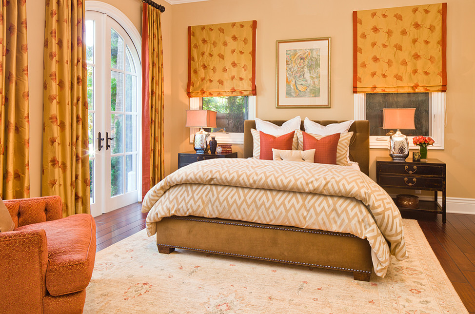 Großes Mediterranes Gästezimmer ohne Kamin mit beiger Wandfarbe und dunklem Holzboden in Orange County
