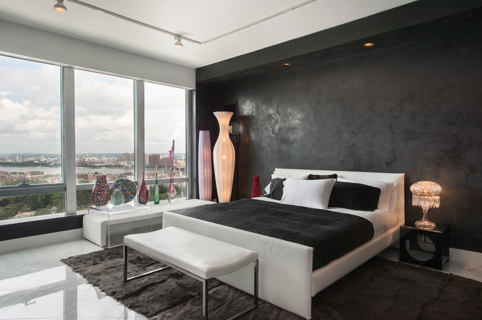 Großes Modernes Hauptschlafzimmer mit schwarzer Wandfarbe und Marmorboden in Boston