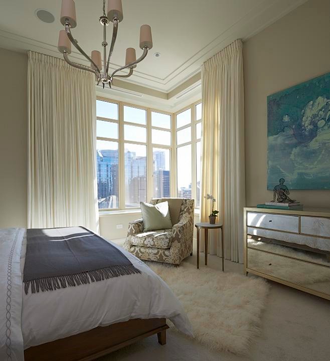 На фото: хозяйская спальня среднего размера в стиле модернизм с