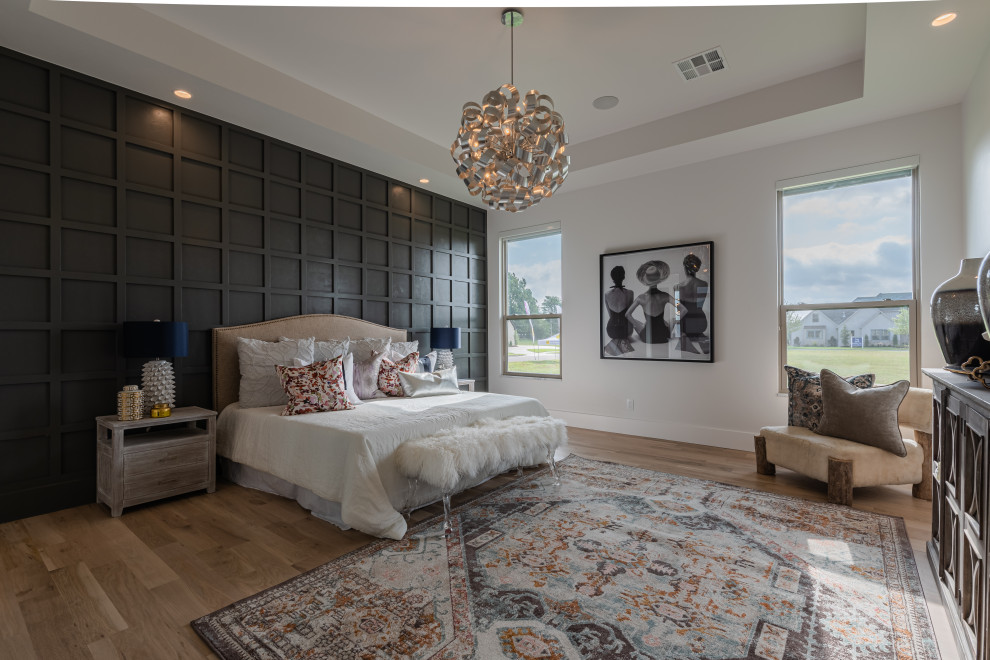 Diseño de dormitorio principal minimalista grande con paredes blancas, suelo de madera clara, casetón y madera