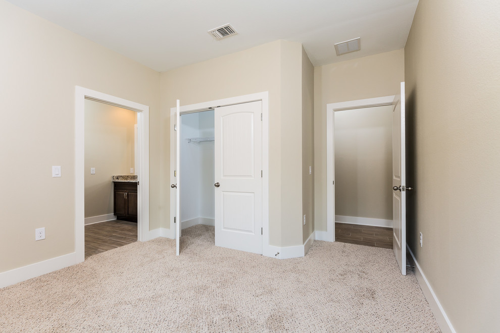 Ispirazione per una camera degli ospiti chic di medie dimensioni con pareti beige, moquette e pavimento beige