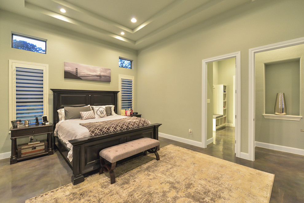 На фото: большая хозяйская спальня в стиле неоклассика (современная классика) с зелеными стенами, бетонным полом и коричневым полом