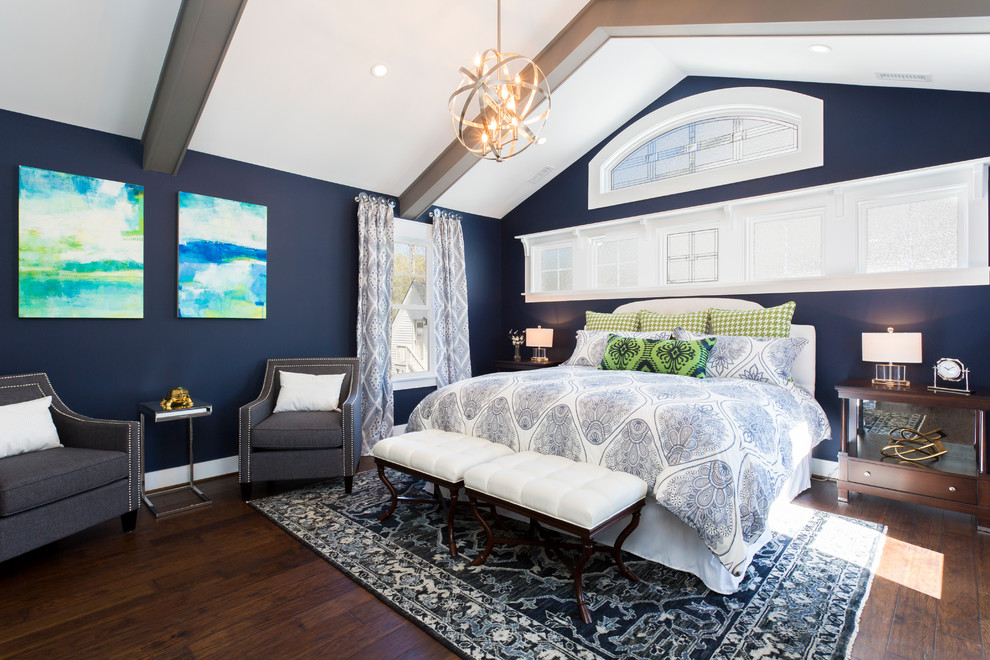 Immagine di una camera matrimoniale country con pareti blu e parquet scuro