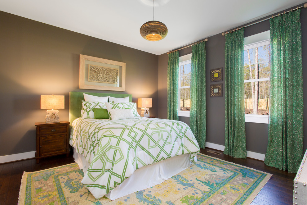 Пример оригинального дизайна: гостевая спальня (комната для гостей) в стиле кантри с серыми стенами и темным паркетным полом