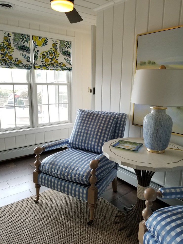 Kleines Klassisches Hauptschlafzimmer mit weißer Wandfarbe, braunem Holzboden und braunem Boden in Cedar Rapids