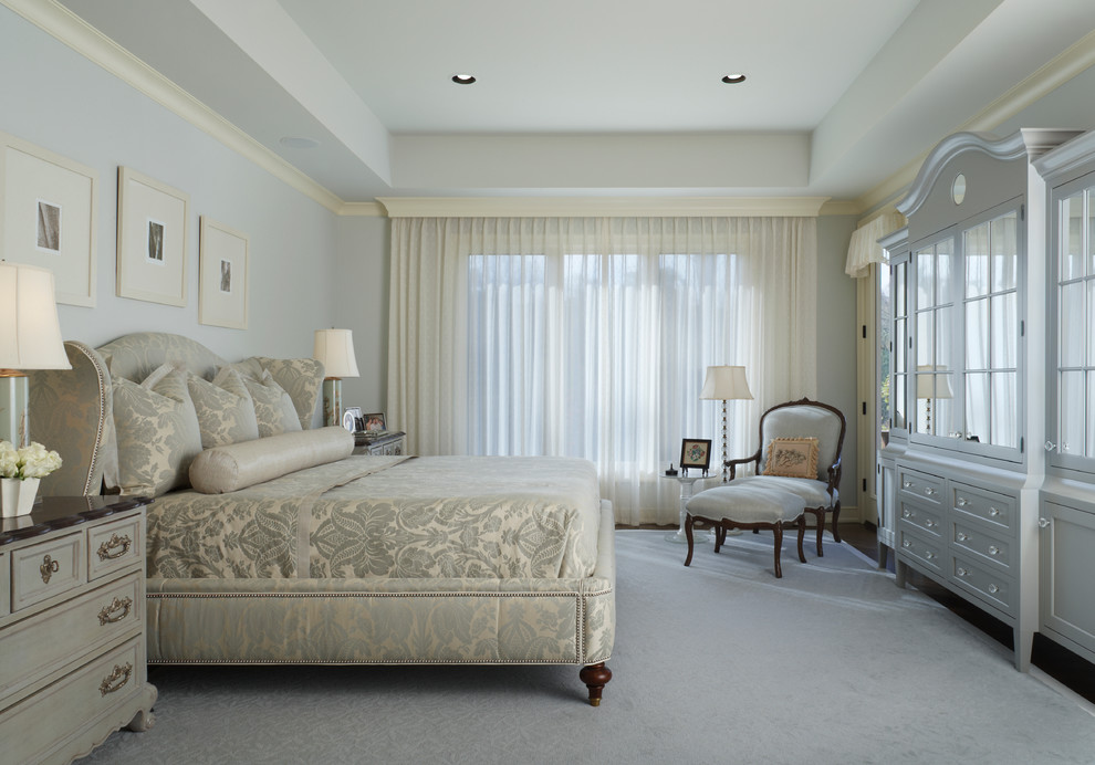 На фото: спальня в классическом стиле с серыми стенами с