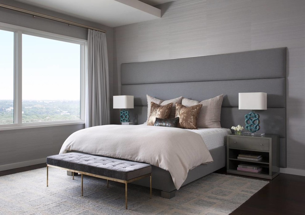 Modernes Hauptschlafzimmer mit grauer Wandfarbe und dunklem Holzboden in Austin