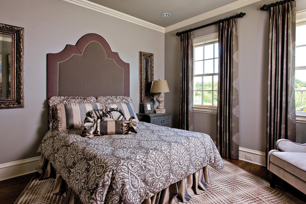 Geräumiges Klassisches Gästezimmer ohne Kamin mit beiger Wandfarbe, dunklem Holzboden und braunem Boden in Dallas