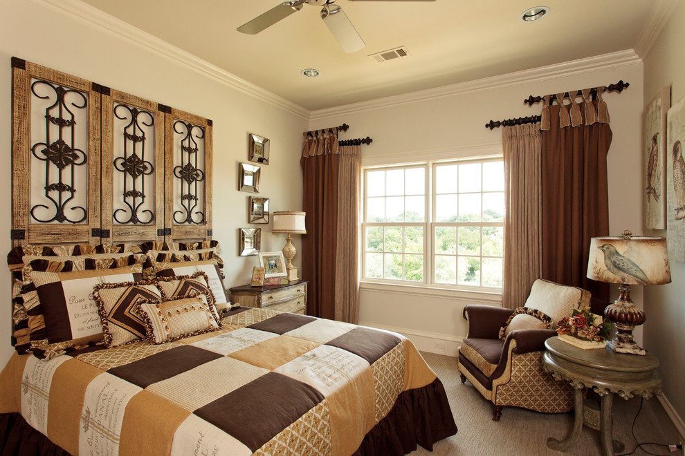 Ejemplo de habitación de invitados tradicional renovada extra grande sin chimenea con paredes beige, moqueta y suelo beige