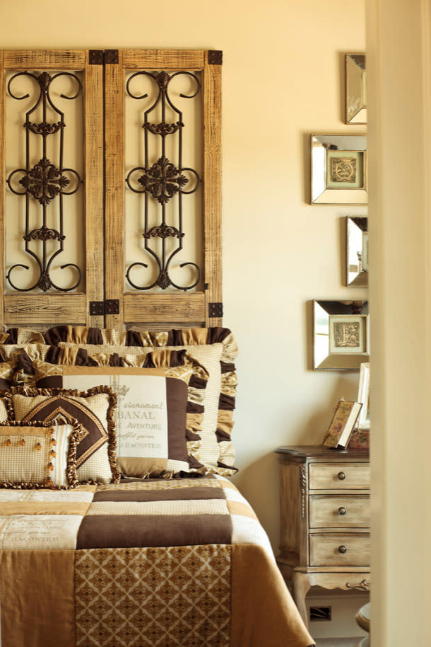 Idée de décoration pour une chambre tradition avec un mur beige et un sol beige.