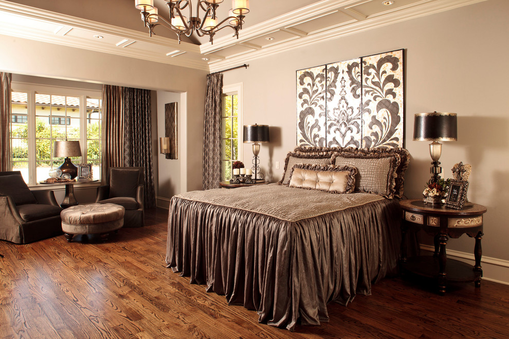 Idee per una camera degli ospiti chic con pareti beige, parquet scuro e pavimento marrone