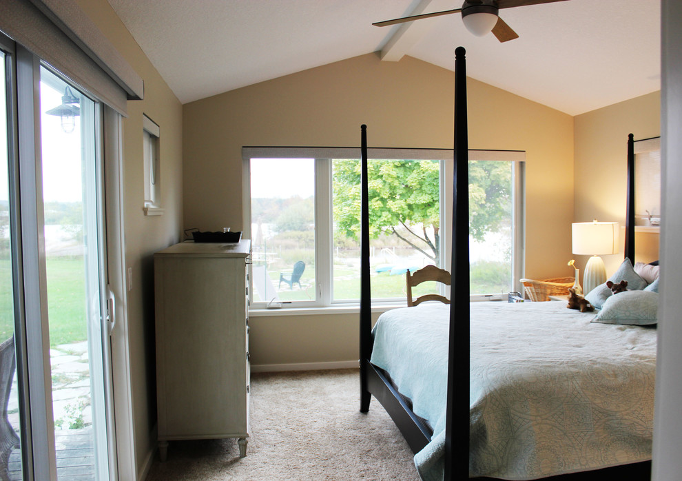 Immagine di una piccola camera matrimoniale minimalista con pareti beige, moquette e pavimento beige