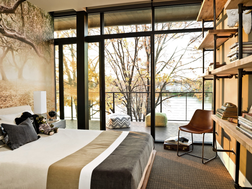 Immagine di una camera degli ospiti minimal di medie dimensioni con pareti marroni e moquette