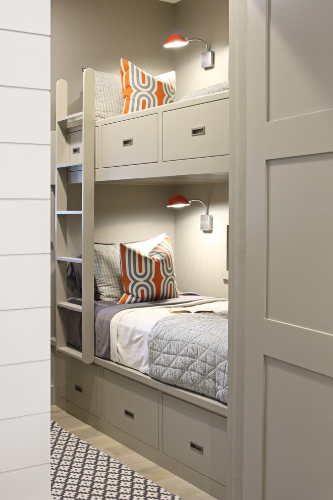Свежая идея для дизайна: гостевая спальня (комната для гостей), среднего размера в современном стиле с серыми стенами - отличное фото интерьера