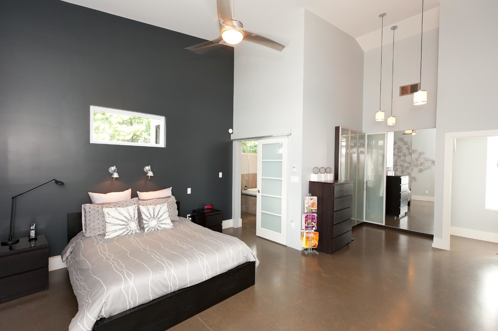 На фото: большая гостевая спальня (комната для гостей) в стиле модернизм с серыми стенами, полом из керамогранита и бежевым полом без камина с