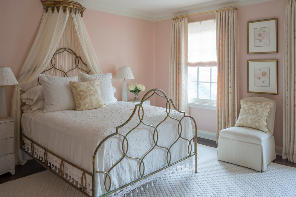 Идея дизайна: гостевая спальня среднего размера, (комната для гостей) в классическом стиле с розовыми стенами и темным паркетным полом